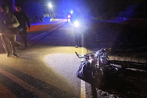 Un hombre dormía en medio de la ruta y lo agarró una motocicleta