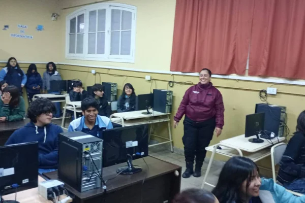 Bomberos brindaron una importante capacitación en la E.P.E.T. N° 1