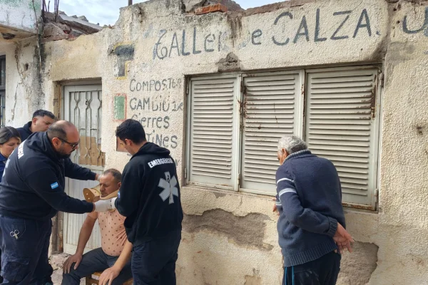 Un trabajador resultó herido tras caer del techo de una vivienda en el barrio Evita