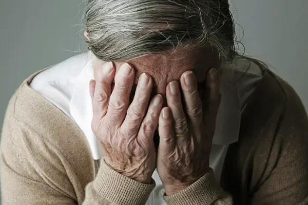 Acusan a un hombre de realizar maniobras fraudulentas utilizando la identidad de su madre