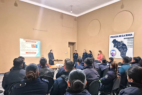 Capacitan en prevención y emergencias a efectivos de diversas comisarías de la Capital