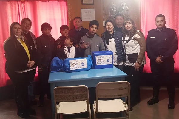 Comisaria segunda de Chamical donó alimentos a la Escuela N° 300 de La Aguadita