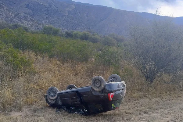 Milagroso vuelco en  Ruta Nacional 75: una familia resultó ilesa