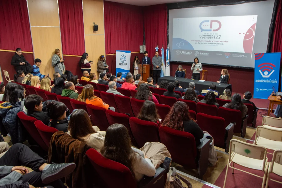 Diálogos, memoria y compromiso en la Universidad.