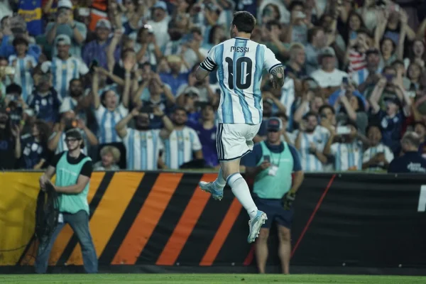 La Selección Argentina quedó a punto para el Mundial con una goleada a Islandia
