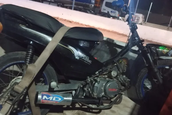 Adolescente circulaba en su moto realizando maniobras peligrosas y la Policía la secuestró