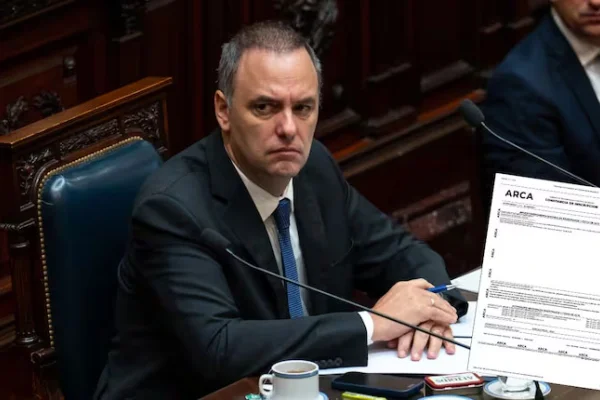 La oposición apuntó contra la maniobra de Adorni y le exigió la declaración jurada