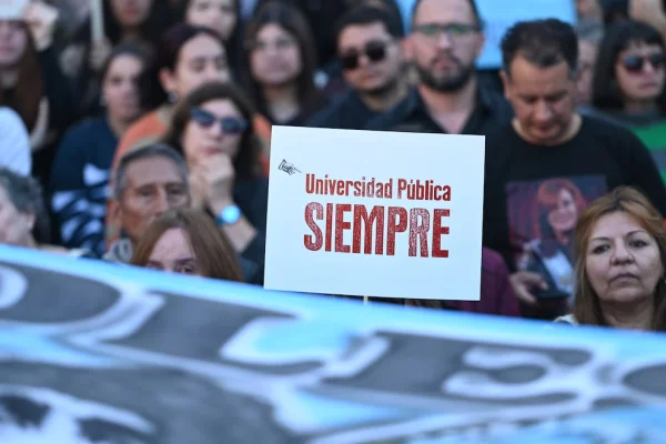 El Gobierno y las universidades sellaron un acuerdo salarial y presupuestario, pero continúa la demanda en la Corte