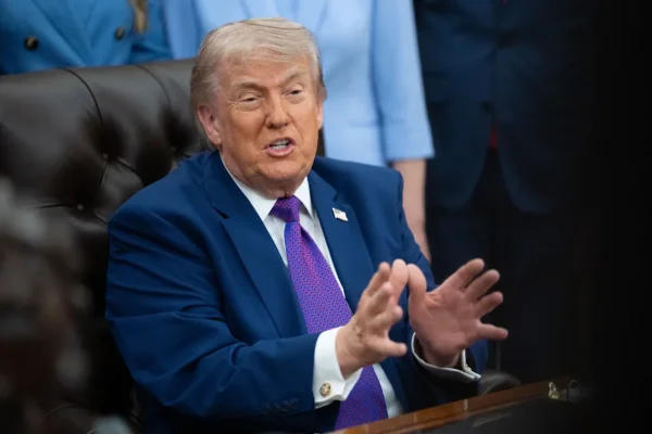 Trump vuelve a amenazar a los iraníes con 