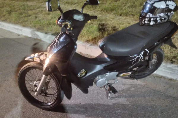 Intentaron ocultarse entre los arbustos para evitar un control y les secuestraron la moto