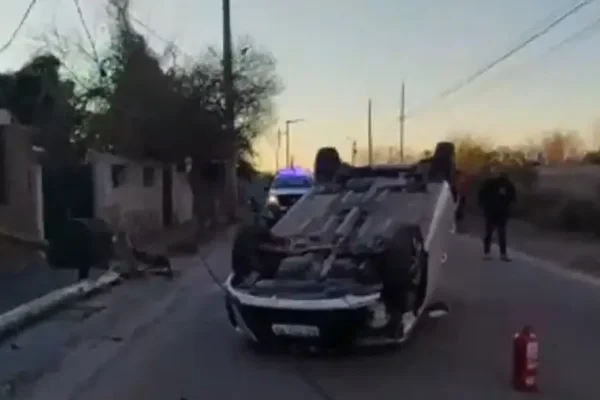 Perdió el control del vehículo y volcó tras impactar contra una columna