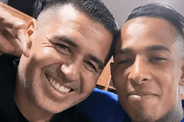 Riquelme llamó a Daniel Vila para negociar la vuelta de Sebastián Villa a Boca