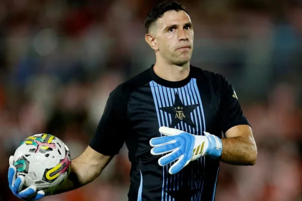 Dibu Martínez se entrenó con guantes y será titular en el debut de la Selección Argentina ante Argelia