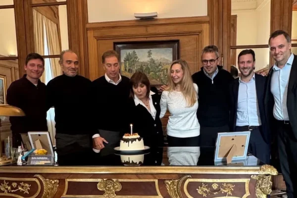 Tras las críticas a Adorni, Karina Milei reunió a la mesa política y celebraron el cumpleaños de Bullrich