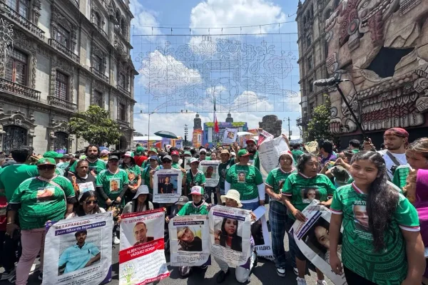 México: Colectivos de madres buscadoras ingresan al Fan Fest del Zócalo para exigir la localización de sus hijos