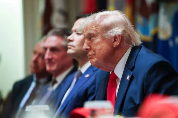Trump ordenó la reapertura del estrecho de Ormuz y el levantamiento del bloqueo naval de EEUU tras el acuerdo con Irán