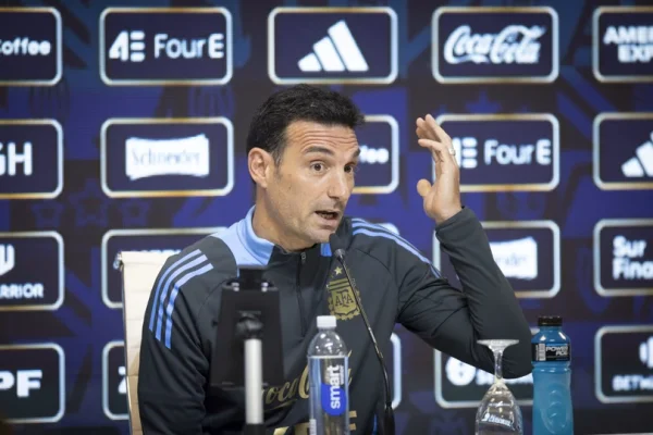 Scaloni confirmó que el Dibu Martínez y Julián Álvarez están “disponibles” para el debut ante Argelia