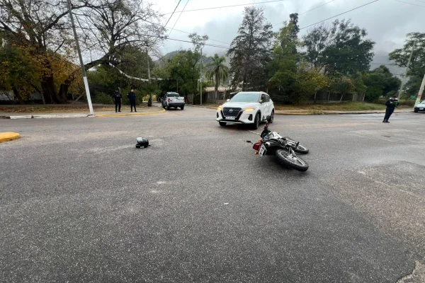 Una mujer sufrió heridas de consideración tras chocar con un auto