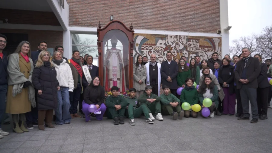 Itinerario. El recorrido comenz&oacute; en el ingreso de la universidad presidida por la rectora y vicerrector, Natalia Albarez G&oacute;mez y Luis Oviedo, respectivamente.