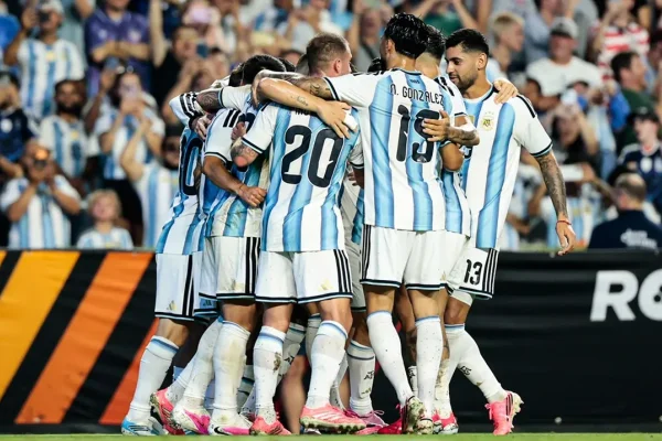Argentina inicia la defensa del título mundial ante Argelia