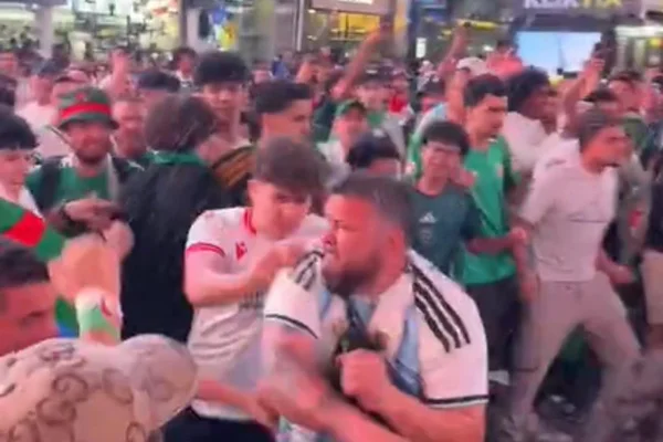 Incidentes en Times Square entre hinchas argentinos y argelinos antes del Mundial 2026