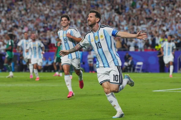 Acá está el campeón: tres goles de Messi y triunfo de Argentina ante Argelia para volver a soñar
