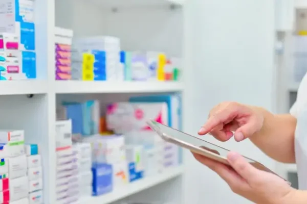 Farmacias advierten sobre una situación crítica por retrasos en pagos y carga tributaria