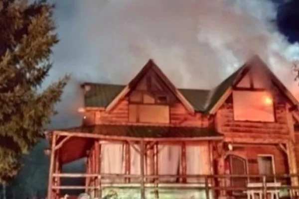 Un incendio destruyó un ex motel de Villa La Angostura: varias familias se quedaron sin hogar