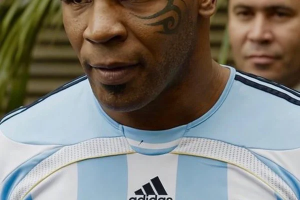 Mike Tyson se sumó a la fiebre por Messi con una camiseta argentina firmada por Maradona