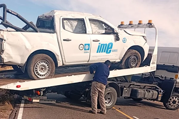 Chepes: espectacular vuelco de una camioneta dejó a su conductor con serias heridas