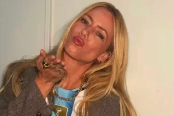 Nicole Neumann hizo una estampita con su cara para darle suerte a la Selección: “Guárdenla de cábala”