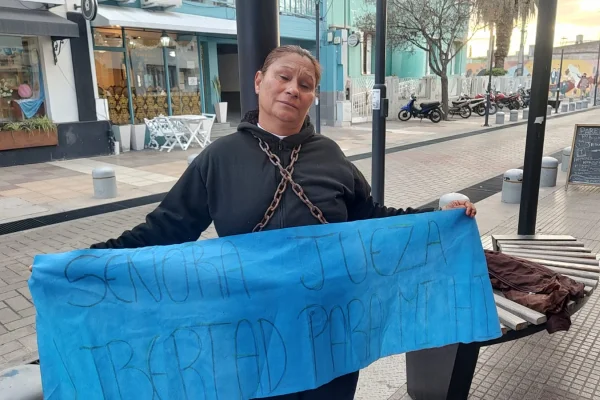 Desesperada por la situación de su hijo, una madre se encadenó frente a Tribunales