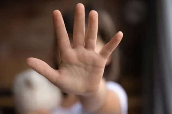 Enjuiciarán a un hombre por el abuso de su propia hermana