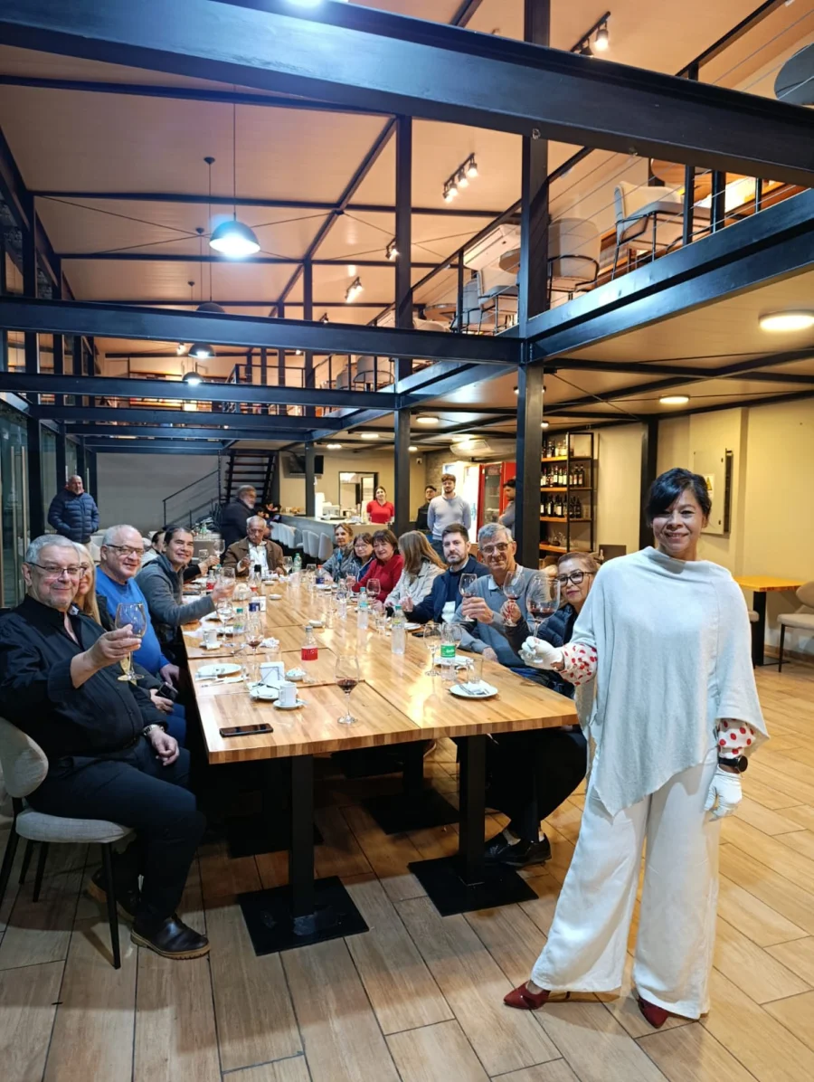 Los turistas participaron de una presentaci&oacute;n sobre la historia vitivin&iacute;cola de La Rioja y una degustaci&oacute;n de vinos premiados de la provincia, guiada por la periodista especializada en comunicaci&oacute;n vitivin&iacute;cola <b>Sara Gonz&aacute;lez</b>