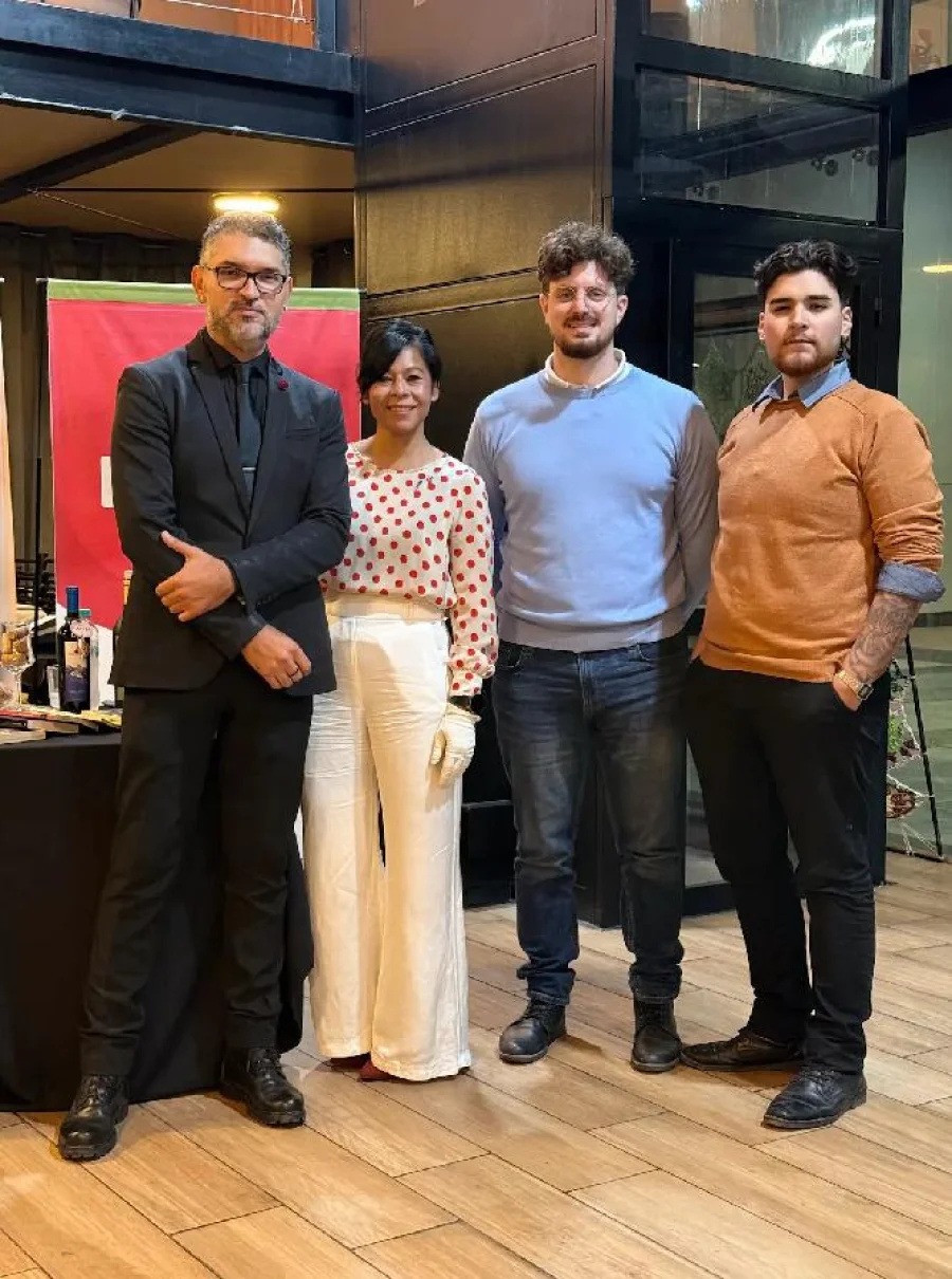 Jorge Puyo, Director de servicios tur&iacute;sticos y promoci&oacute;n del Municipio Capital, Germ&aacute;n y Stefano, nuevos concesionarios del Caf&eacute; Literario y Sara Gonz&aacute;lez, quienes tuvieron a su cargo el recorrido y agasajo a los turistas