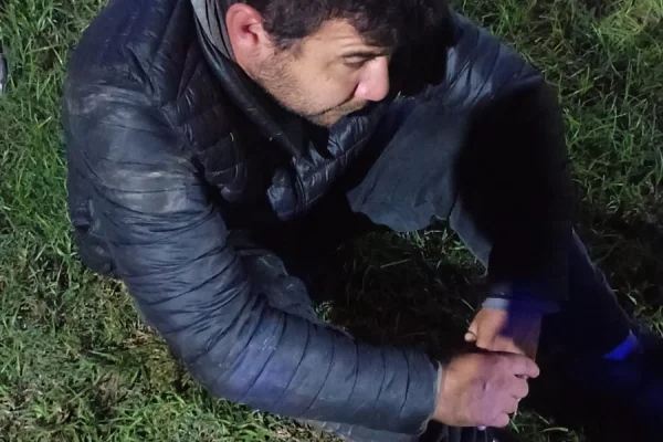 Un vecino sorprendió a un ladrón en el interior de su casa, lo atrapó y lo entregó a la Policía