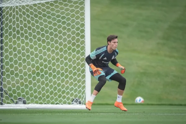 La razón por la que Santiago Beltrán se quedó en la Selección argentina y cuándo regresa al país