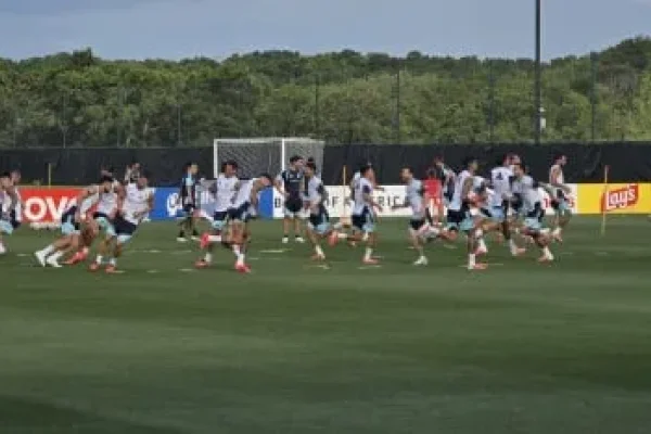 Nahuel Molina se metería en el once de Argentina contra Austria y Julián Álvarez pide pista
