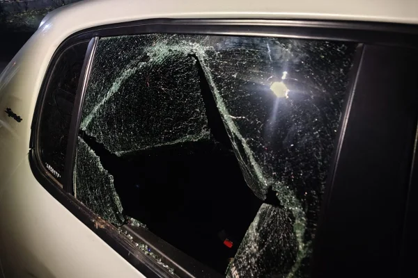 Atacó a su ex pareja, escapó y produjo daños en un auto