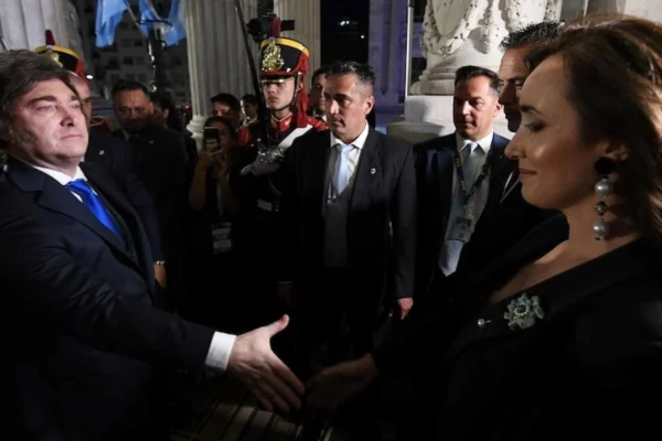 El Presidente y Adorni ya están en Rosario para el acto del Día de la Bandera, en el que podrían cruzarse con Villarruel