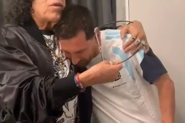 Con show incluído: el encuentro entre La Mona Jiménez con Messi, Julián Álvarez y Nahuel Molina