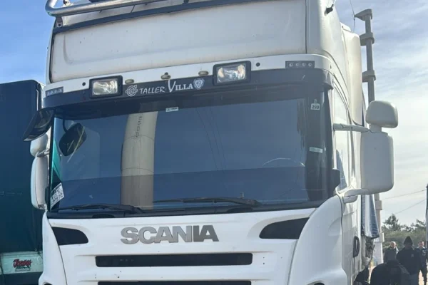 Un camionero arreglaba el pulmón de eje de su camión y terminó con graves heridas