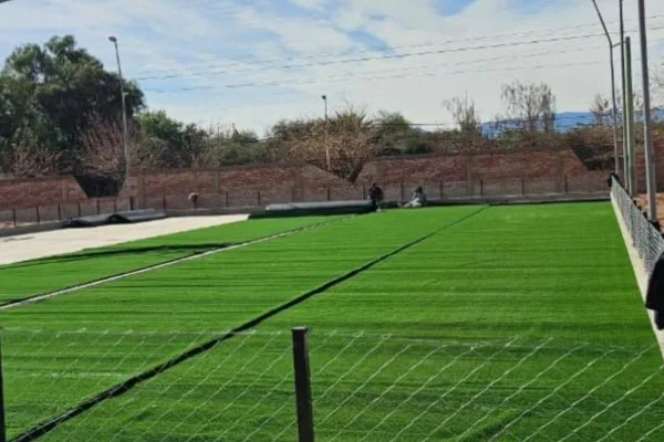 Llegó el césped sintético para el Polideportivo de Vichigasta