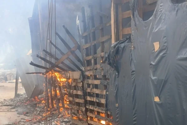 Incendio en vivienda de tarimas movilizó a la policía y bomberos