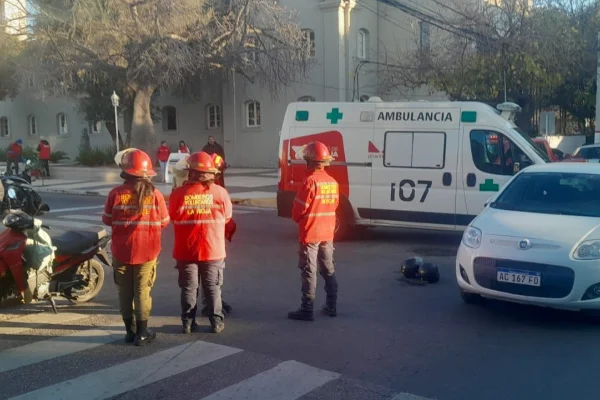Un choque frente a la Municipalidad dejó a una mujer y un niño heridos