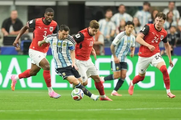 Messi destraba un partido incómodo y Argentina se va al descanso en ventaja