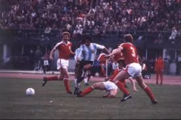 El día que Viena habló en castellano: El recuerdo del único hat-trick de Maradona que flotó en el aire de Dallas