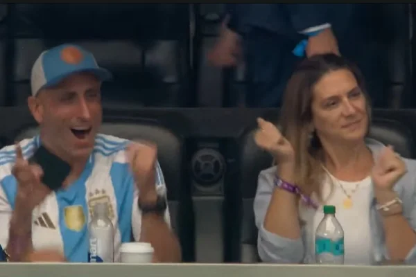 Manu Ginóbili sufrió en el palco de Dallas y celebró la victoria en las redes
