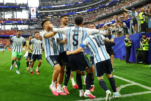 Con un Messi histórico, Argentina venció 2-0 a Austria y se metió a los 16avos