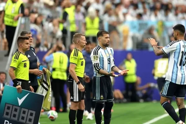 Preocupación en la Selección: Cuti Romero salió por un dolor en una rodilla